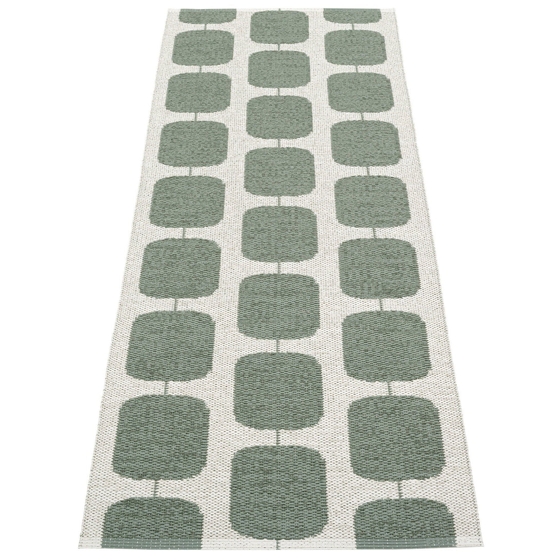 Pappelina Pappelina Gulvtæppe Sten, 70 x 200 cm., army/fossil – vinkelbillede (Tæpper)