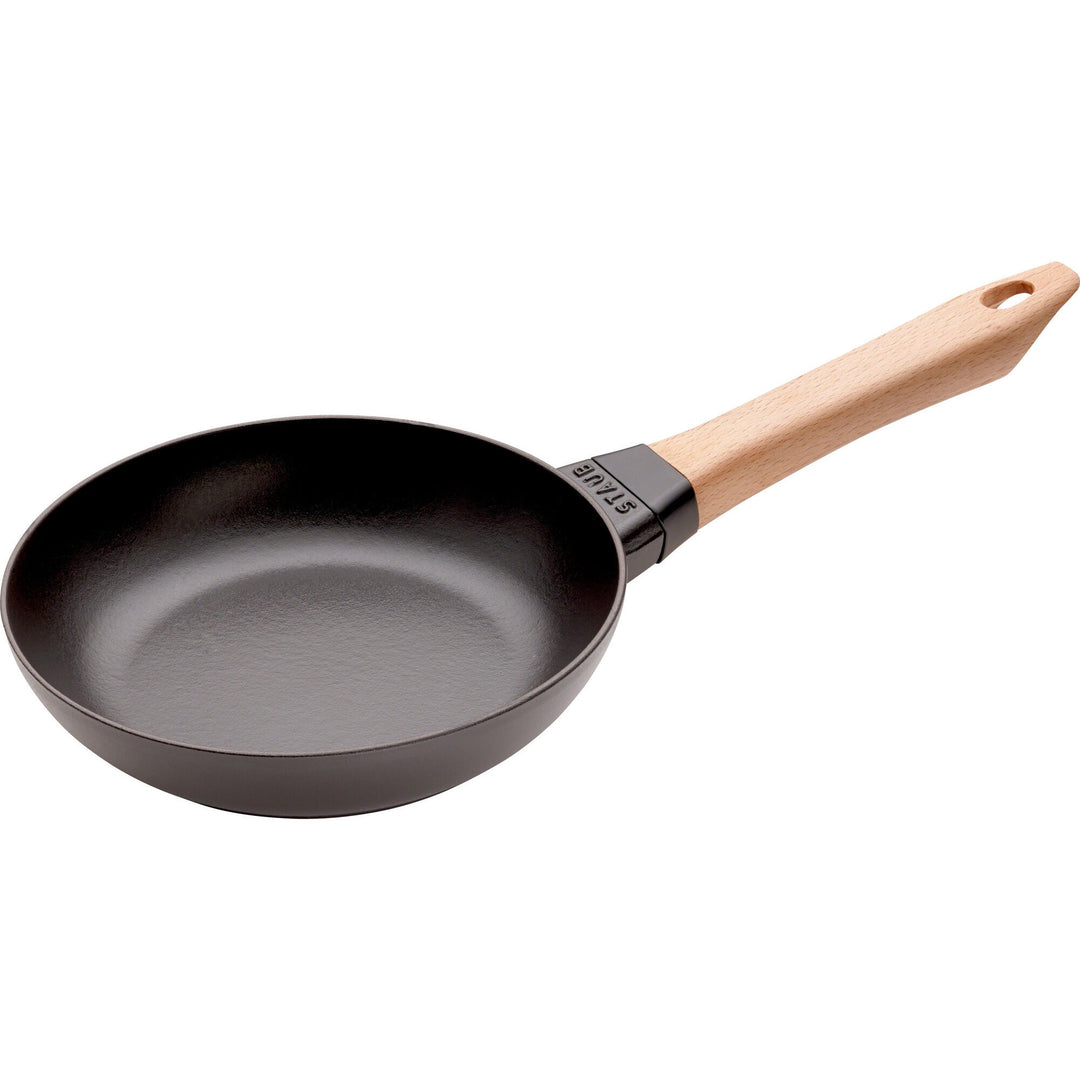 Staub Staub Stegepande med træhåndtag 20 cm – close-up (Stegepander)