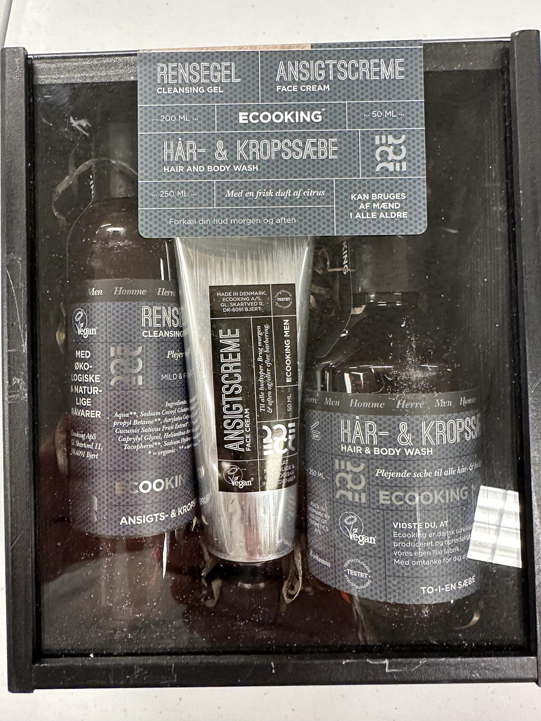 Stort online udvalg i Ecooking Gaveæske Herrerutine ❤ Ecooking ❤ Hurtig levering: 1 - 2 Hverdage og gratis fragt v/køb over 295 kr. GLS til pakkeshop ❤ Varenummer: HG-92206 og barcode / Ean: 5712350503418 på lager - Kæmpe udvalg i Personlig pleje - Over 400 kendte brands på udsalg