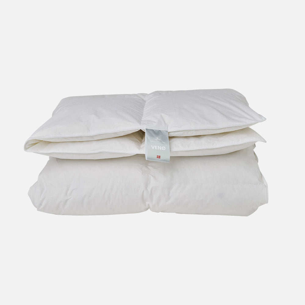 Produktbillede af VENØ Andedunsdyne helårs 140x220 cm på tilbud i høj kvalitet