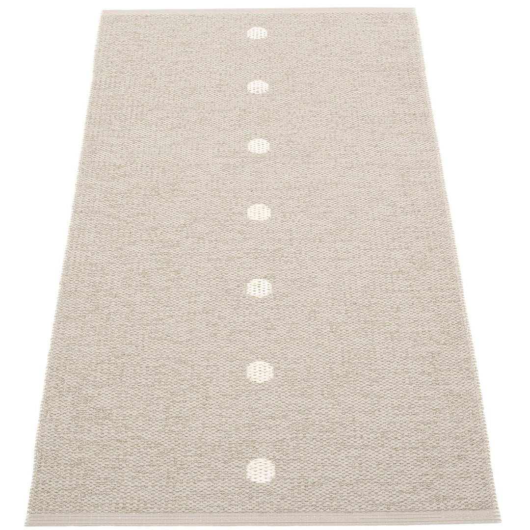 Pappelina Pappelina Gulvtæppe Peg, 70 x 140 cm., linen/vanilla ❤ billede i brug (Tæpper)