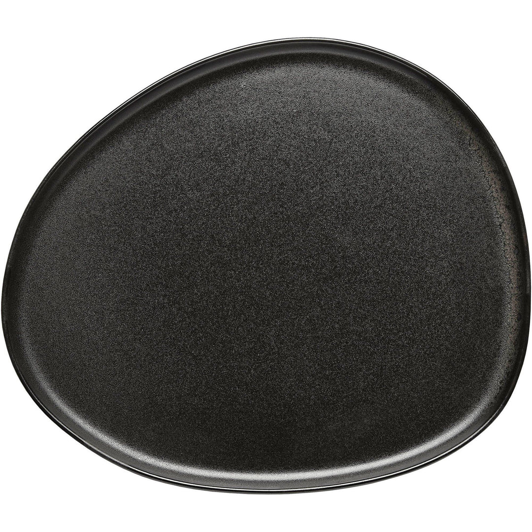 Aida Aida RAW Organic middagstallerken 29x25 cm, titanium black – billede i brug (Madtallerken)