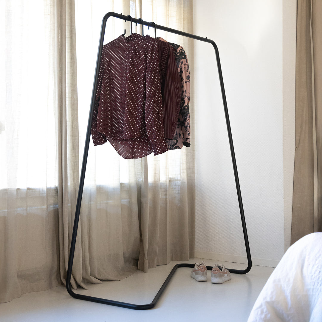 Produktbillede af Hang-On Tøjstativ i sort metal på tilbud i høj kvalitet