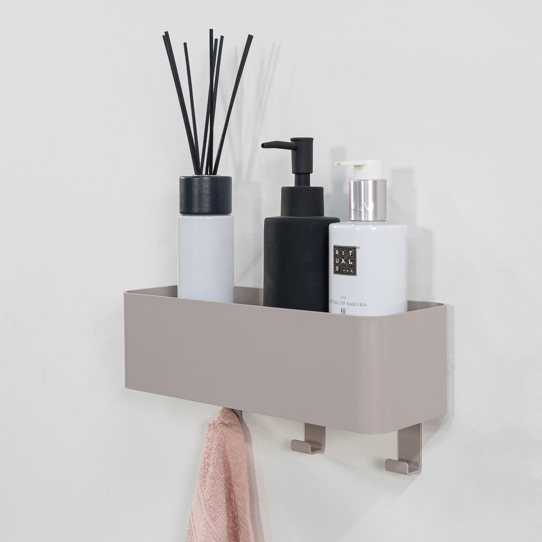 Produktbillede af Maxi Hylde knage i silky taupe metal med 3 knager på tilbud i høj kvalitet