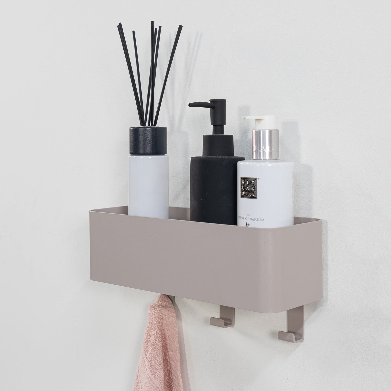 Produktbillede af Maxi Hylde knage i silky taupe metal med 3 knager på tilbud i høj kvalitet