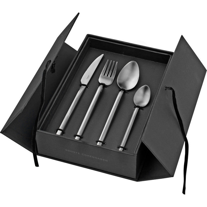 Broste Copenhagen Sletten Full Satin, bestiksæt m. 16 dele - Kitchen One - Køb online på udsalg og tilbud lige nu - Hurtig levering til billige priser via Go with Gozomo