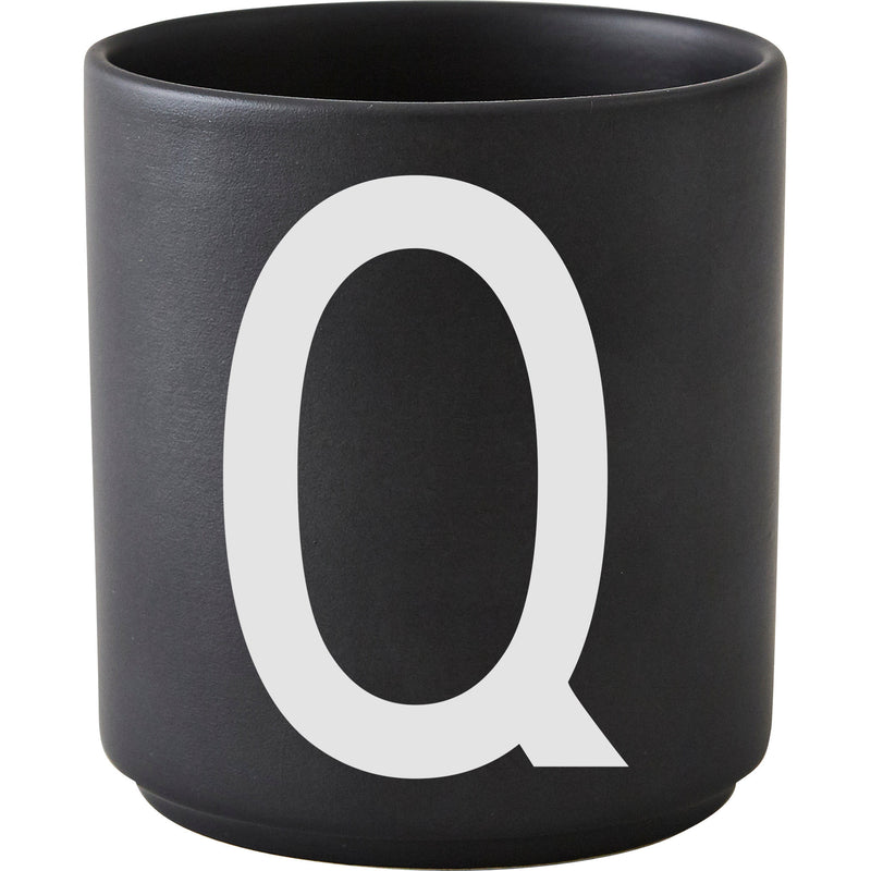 Design Letters Personlig porcelænskop sort, Q - Kitchen One - Køb online på udsalg og tilbud lige nu - Hurtig levering til billige priser via Go with Gozomo