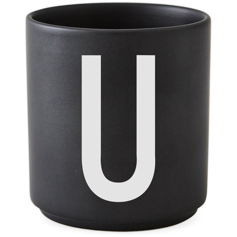 Design Letters Personlig porcelænskop sort, U - Kitchen One - Køb online på udsalg og tilbud lige nu - Hurtig levering til billige priser via Go with Gozomo