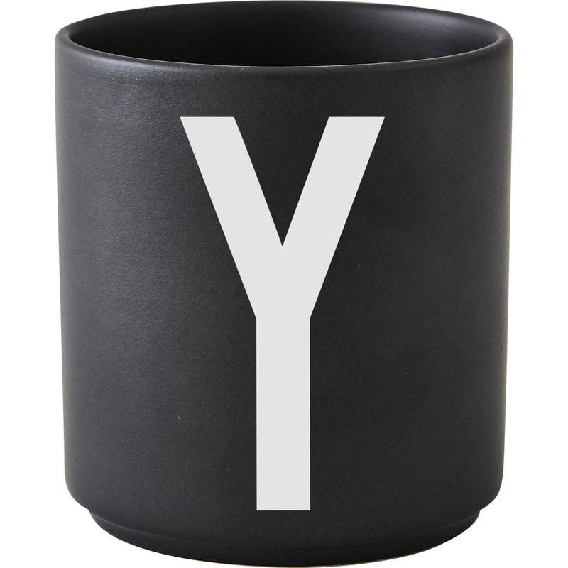 Design Letters Personlig porcelænskop sort, Y - Kitchen One - Køb online på udsalg og tilbud lige nu - Hurtig levering til billige priser via Go with Gozomo