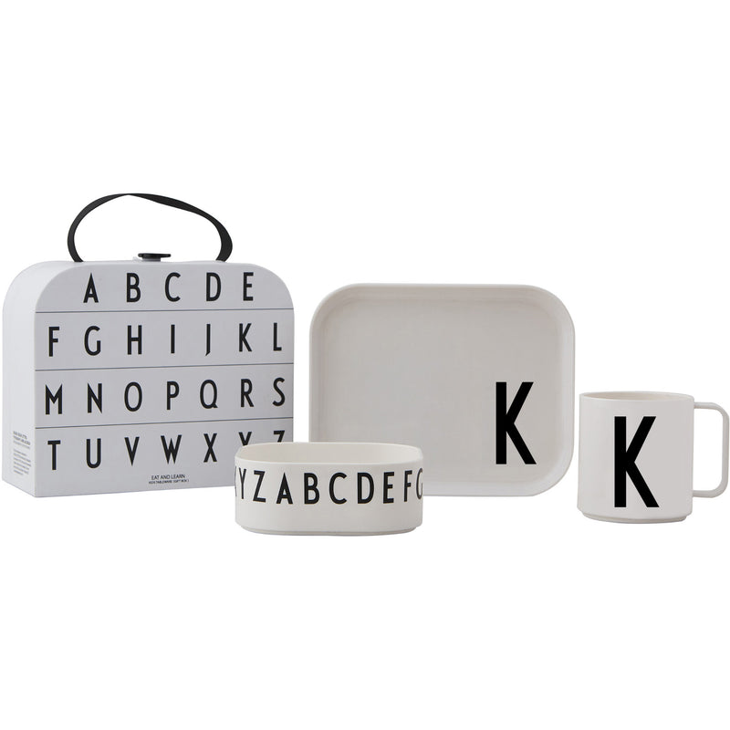 Design Letters Classics In A Suitcase Gaveæske, K - Kitchen One - Køb online på udsalg og tilbud lige nu - Hurtig levering til billige priser via Go with Gozomo