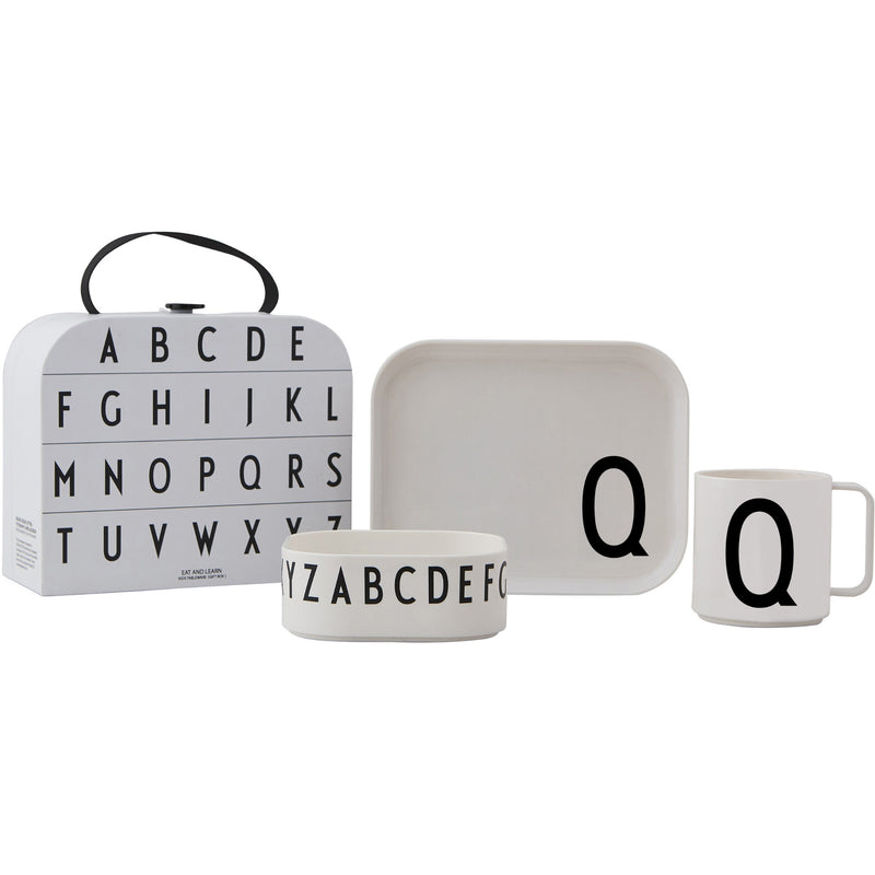 Design Letters Classics In A Suitcase Gaveæske, Q - Kitchen One - Køb online på udsalg og tilbud lige nu - Hurtig levering til billige priser via Go with Gozomo