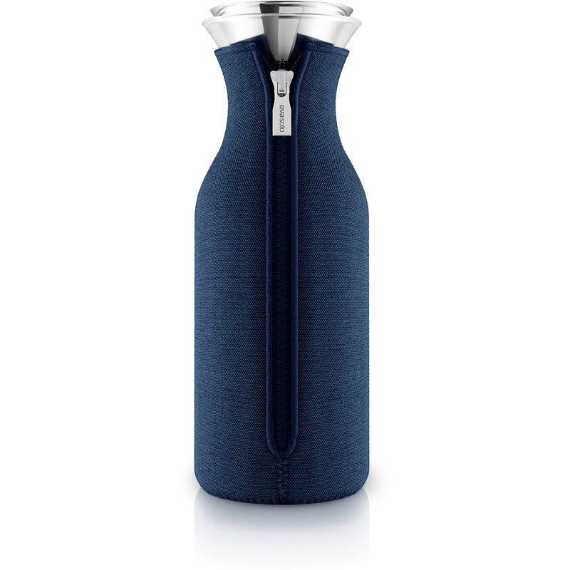 Eva Solo Køleskabskaraffel med vippelåg, navy blue - Kitchen One - Køb online på udsalg og tilbud lige nu - Hurtig levering til billige priser via Go with Gozomo