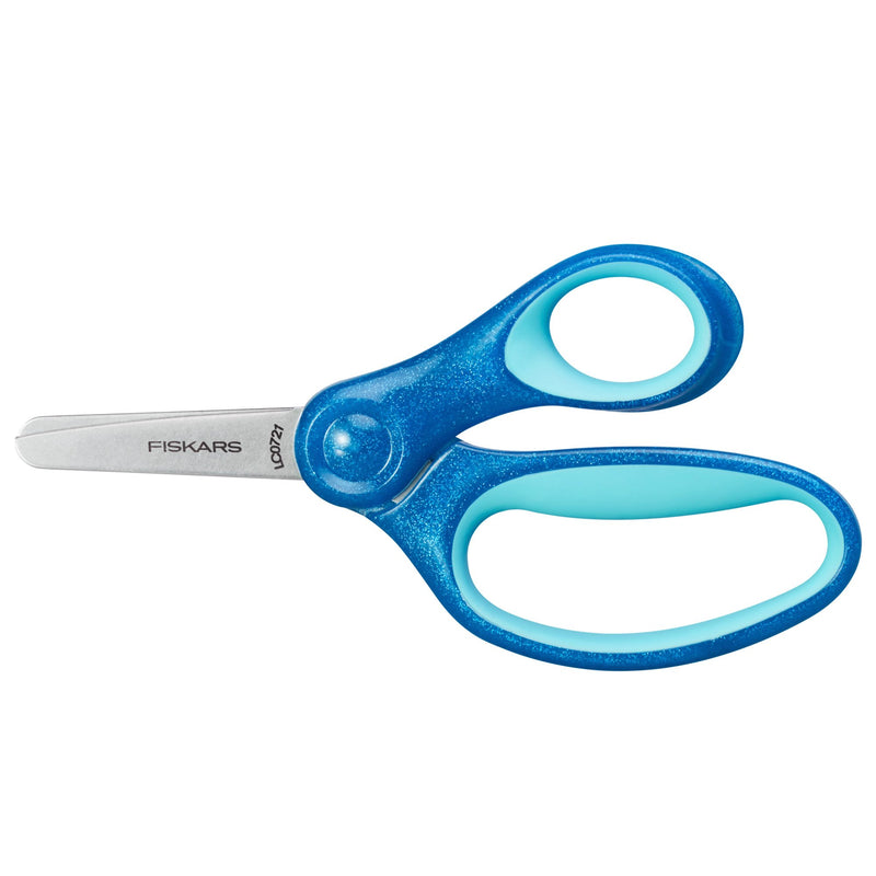 Fiskars Børnesaks 13 cm, blå/glitter - Kitchen One - Køb online på udsalg og tilbud lige nu - Hurtig levering til billige priser via Go with Gozomo