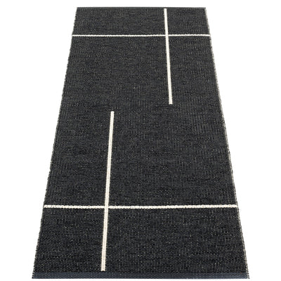 Pappelina Gulvtæppe Fred, 70 x 270 cm., black/vanilla - Kitchen One - Køb online på udsalg og tilbud lige nu - Hurtig levering til billige priser via Go with Gozomo