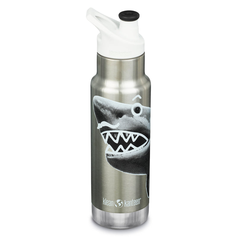 Klean Kanteen Vandflaske til børn med sportslåg, 355 ml, Mr. Shark - Kitchen One - Køb online på udsalg og tilbud lige nu - Hurtig levering til billige priser via Go with Gozomo