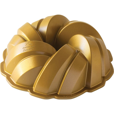 Nordic Ware 75-års jubilæum flettet bageform - Kitchen One - Køb online på udsalg og tilbud lige nu - Hurtig levering til billige priser via Go with Gozomo