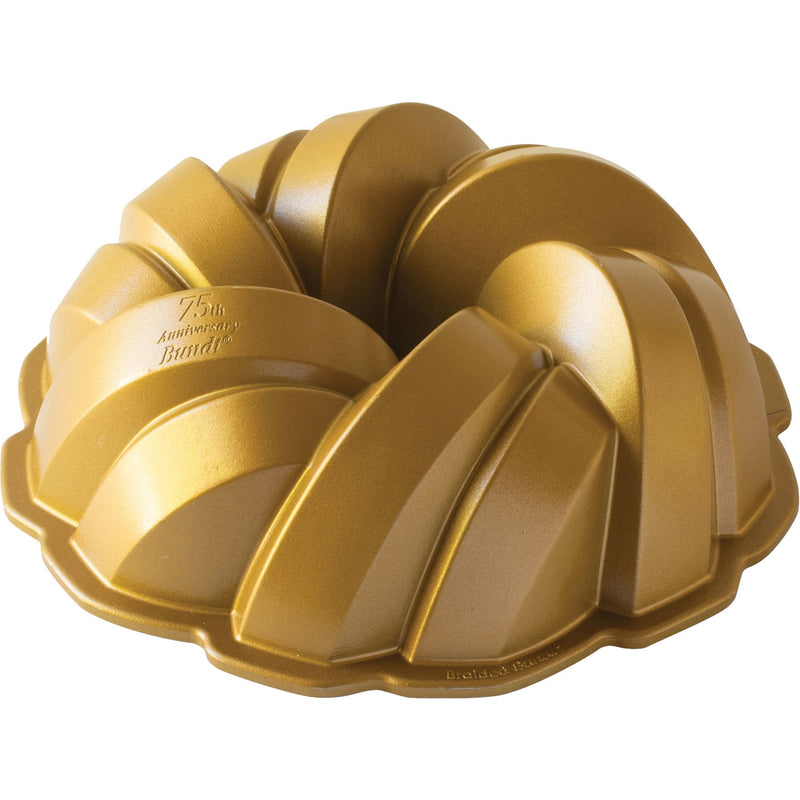 Nordic Ware 75-års jubilæum flettet bageform - Kitchen One - Køb online på udsalg og tilbud lige nu - Hurtig levering til billige priser via Go with Gozomo