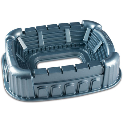 Nordic Ware Stadium bageform - Kitchen One - Køb online på udsalg og tilbud lige nu - Hurtig levering til billige priser via Go with Gozomo