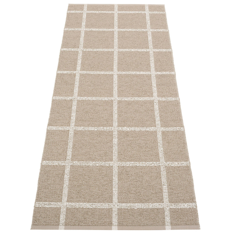 Pappelina Gulvtæppe Ada, 70 x 225 cm., dark linen/stone - Kitchen One - Køb online på udsalg og tilbud lige nu - Hurtig levering til billige priser via Go with Gozomo