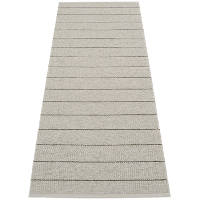 Pappelina Gulvtæppe Carl, 70 x 270 cm., warm grey/fossil grey - Kitchen One - Køb online på udsalg og tilbud lige nu - Hurtig levering til billige priser via Go with Gozomo