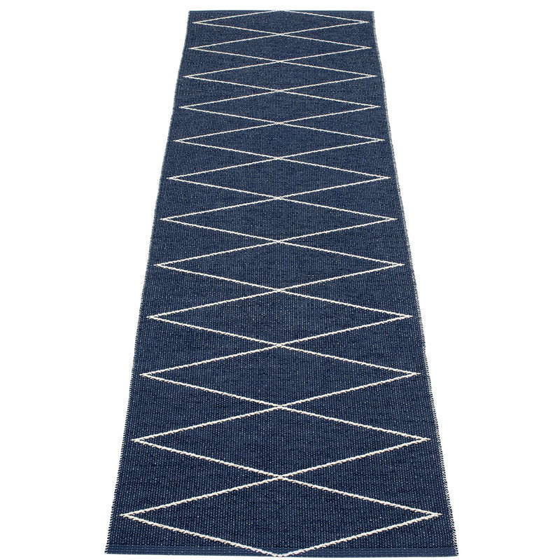 Pappelina Gulvtæppe Max, 70 x 240 cm., darkblue/vanilla - Kitchen One - Køb online på udsalg og tilbud lige nu - Hurtig levering til billige priser via Go with Gozomo