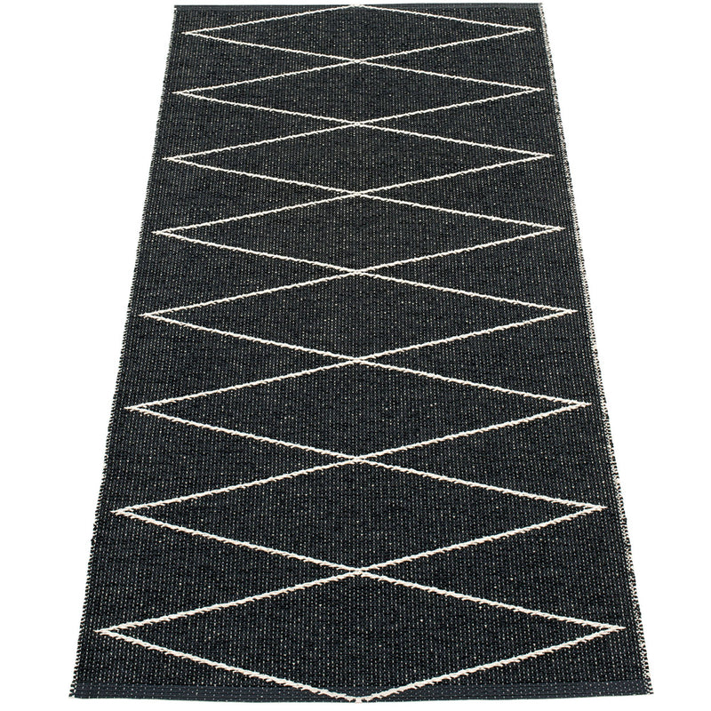 Pappelina Gulvtæppe Max, 70 x 160 cm., black/vanilla - Kitchen One - Køb online på udsalg og tilbud lige nu - Hurtig levering til billige priser via Go with Gozomo