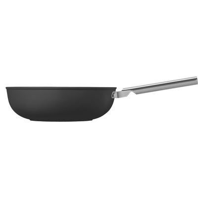 Smeg Wok 30 cm, sort - Kitchen One - Køb online på udsalg og tilbud lige nu - Hurtig levering til billige priser via Go with Gozomo