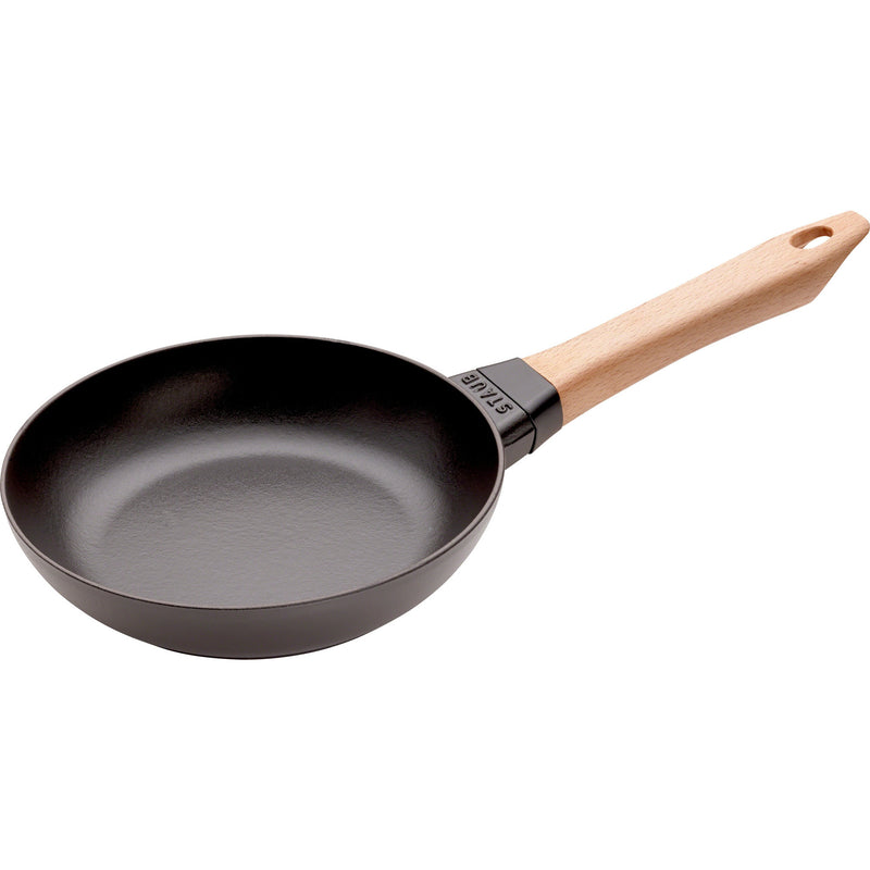 Staub Stegepande med træhåndtag 20 cm - Kitchen One - Køb online på udsalg og tilbud lige nu - Hurtig levering til billige priser via Go with Gozomo